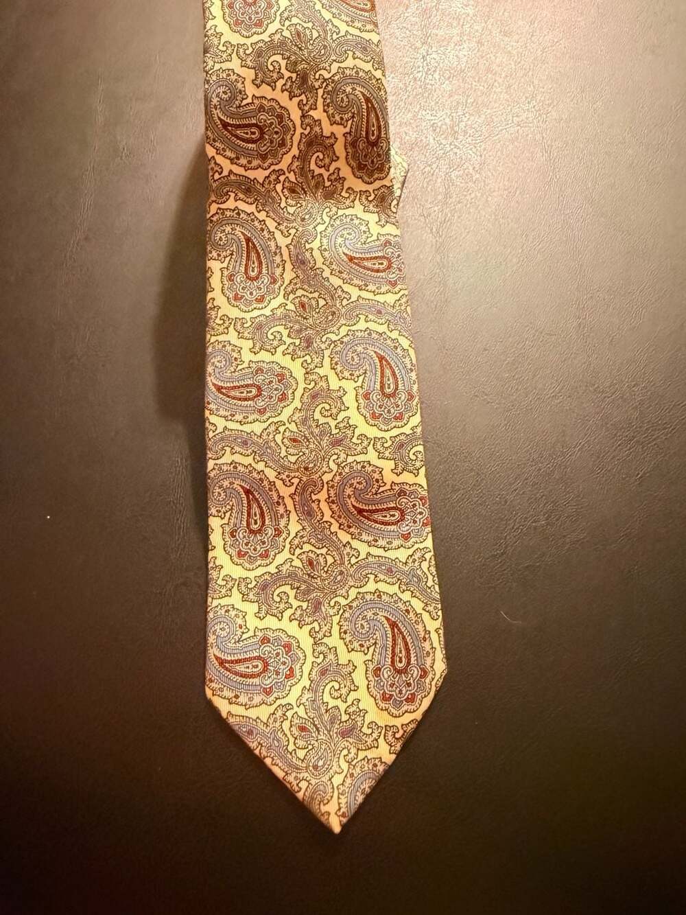 Resilio Collegiate Men's Paisley Pattern Necktie